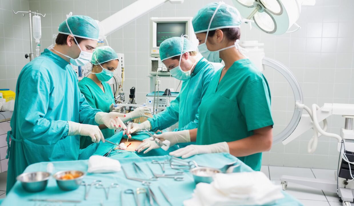 Cirurgiões realizam uma operação para aumentar o pênis de um homem